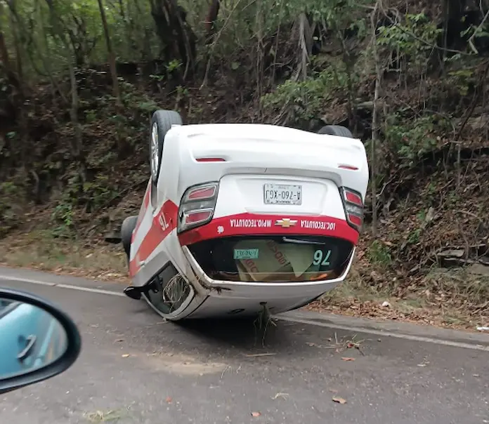 Taxi se vuelca en la carretera 180