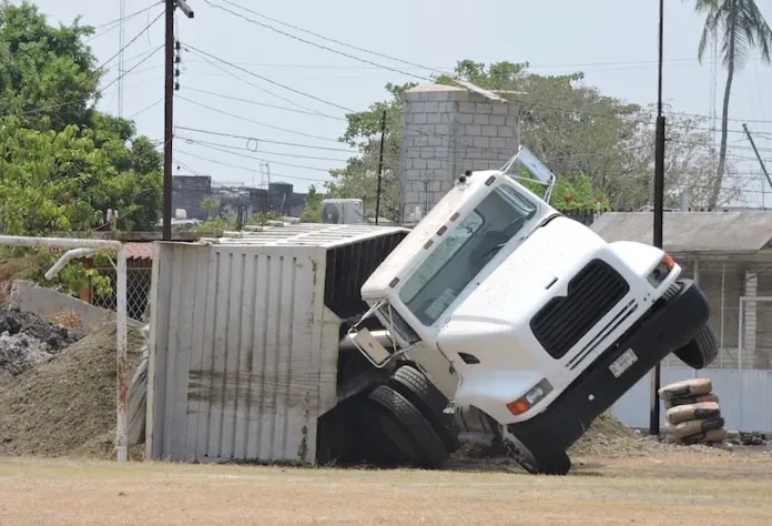 Vuelca camión de volteo en campo deportivo de Tierra Blanca