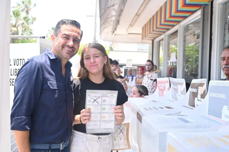 Miguel Ángel Yunes Márquez acude a votar y celebra la alta participación ciudadana y pacífica jornada