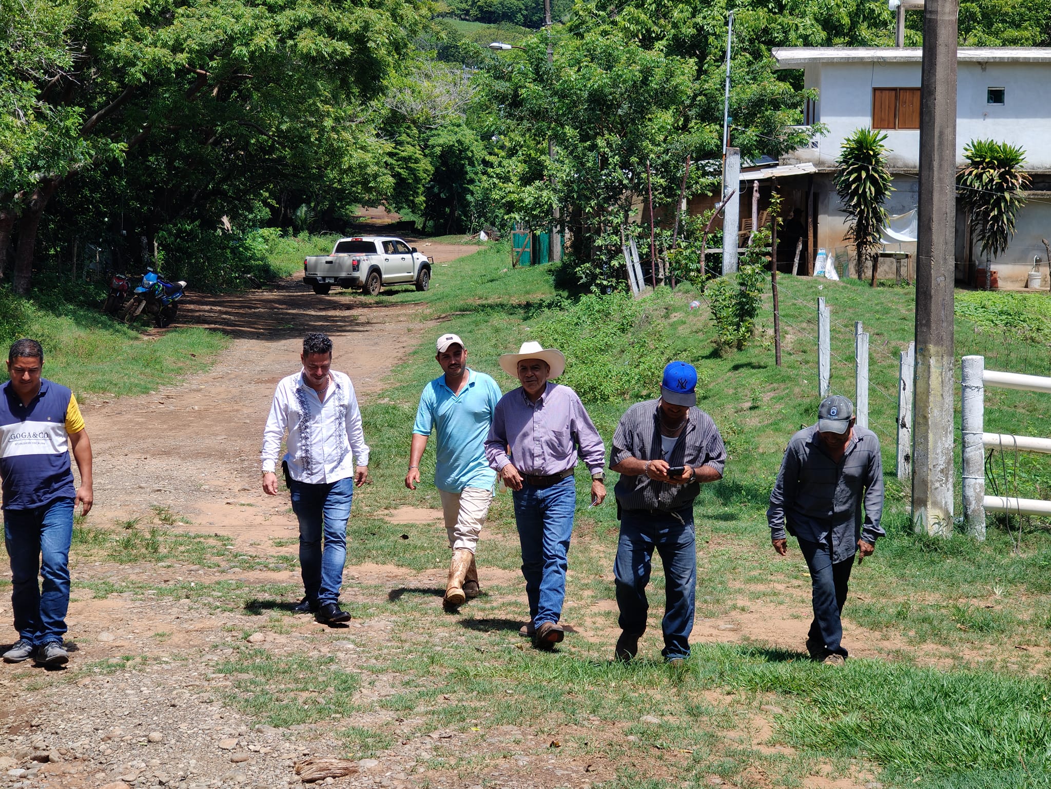 Alcalde planea con habitantes próximas obras a realizarse en Capulteolt y  Los Morritos en Catemaco