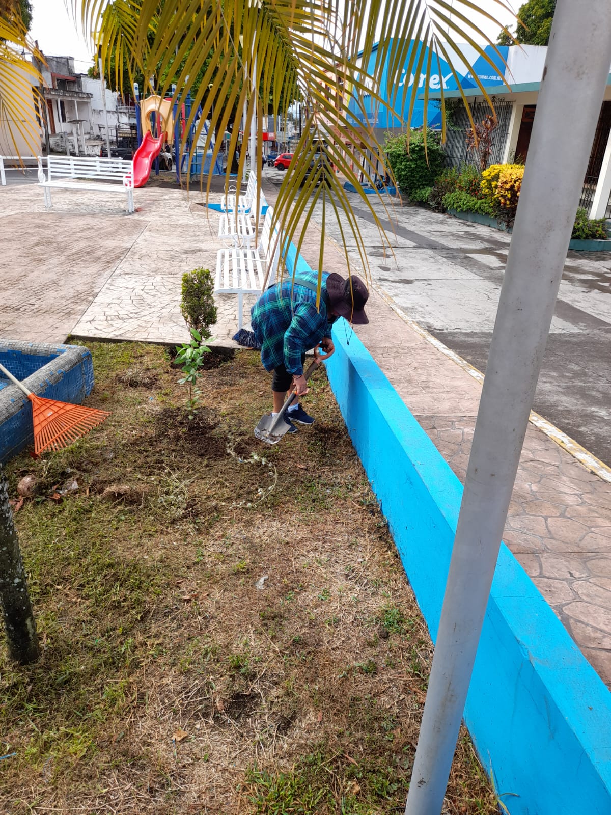 Dan mantenimiento del parque del Centro de Salud en Catemaco