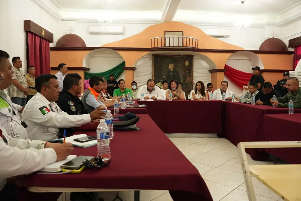 Encabeza alcaldesa de San Andrés reunión de comando unificado por temporada de lluvias y huracanes.