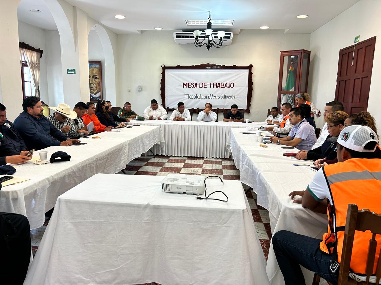 Presidente de Catemaco asiste a mesa de seguridad para coordinar acciones sobre la prevención de los posibles disturbios que ocasionen las ondas tropicales