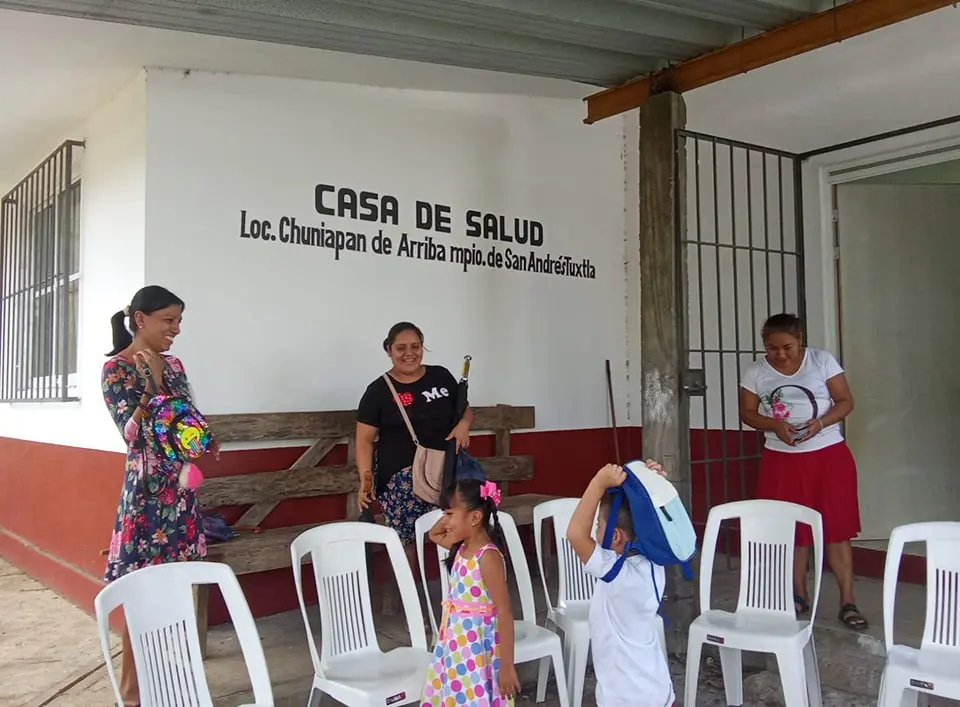 Gobierno de San Andrés Tuxtla dona sillas a la Casa de Salud en Chuniapan de Arriba