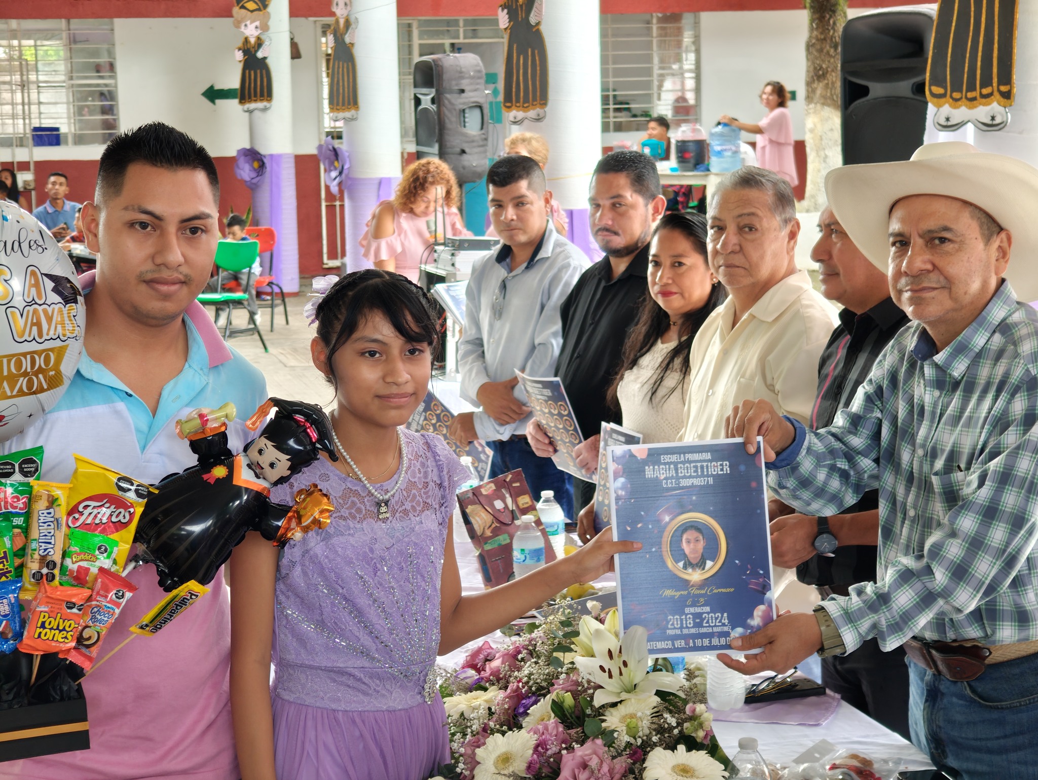 Alcalde de catemaco  acude a clausura de la escuela primaria Maria Boettiger.