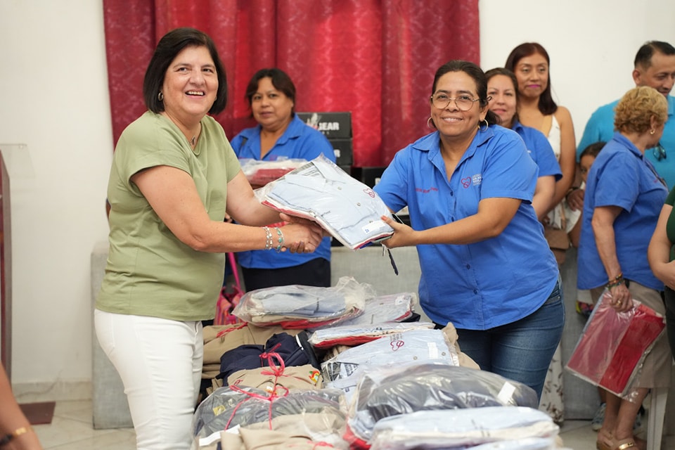 Entrega alcaldesa de San Andrés Tuxtla paquetes de uniformes y calzados a trabajadores municipales