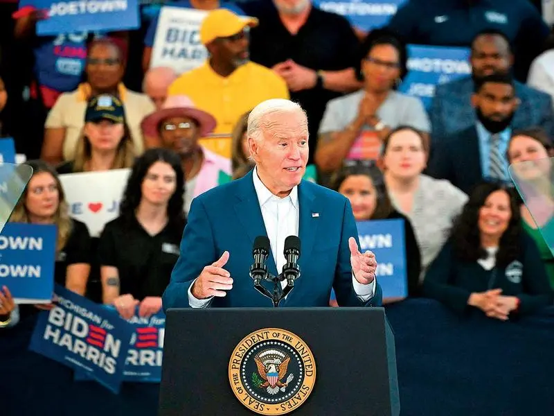 Congelan 90 millones a Biden; él dice que el dinero aún llega; “hay cierta ansiedad”