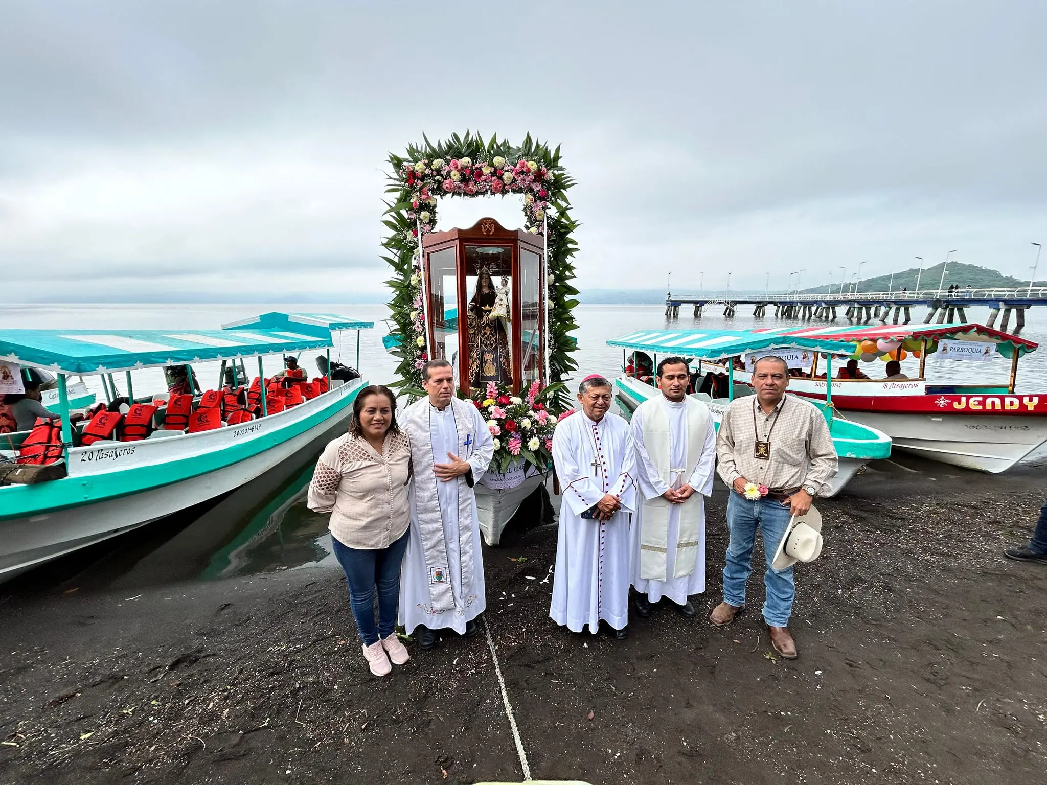Acompaña Alcalde de Catemaco y Síndica Única al inicio de la Procesión Acuática en Honor a Nuestra Señora del Carmen