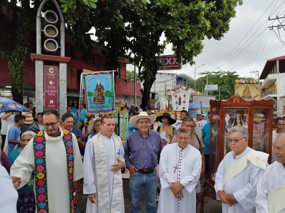 Alcalde de Catemaco presente en el recibimiento de Peregrinos Originarios de la Sierra