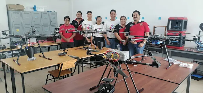 Estudiantes de Coatzacoalcos construyen drones para reforestar zonas devastadas por incendios