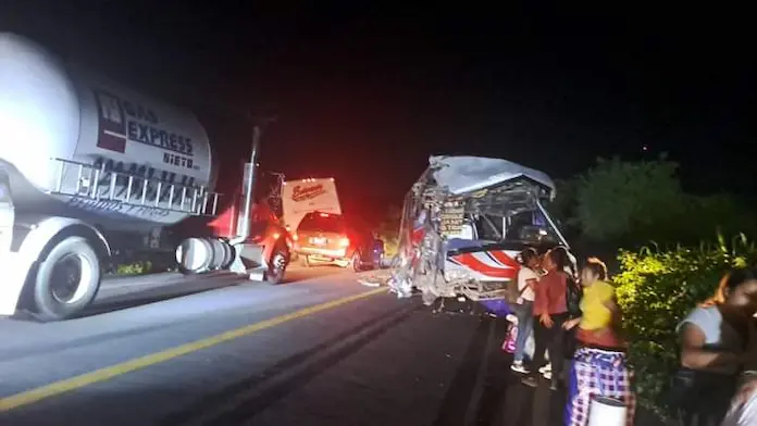 Choque de dos autobuses de Los Tuxtlas deja varias personas lesionadas
