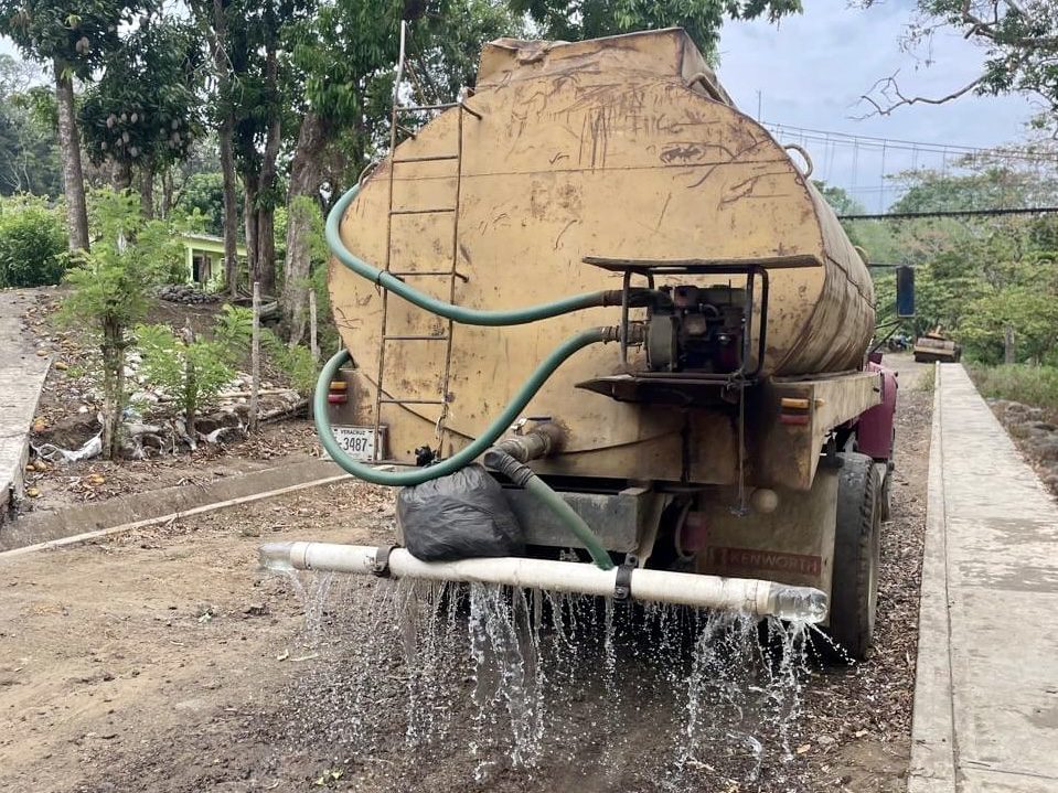 Denuncian que ayuntamiento saquea con pipas manantial en Ángel R. Cabada