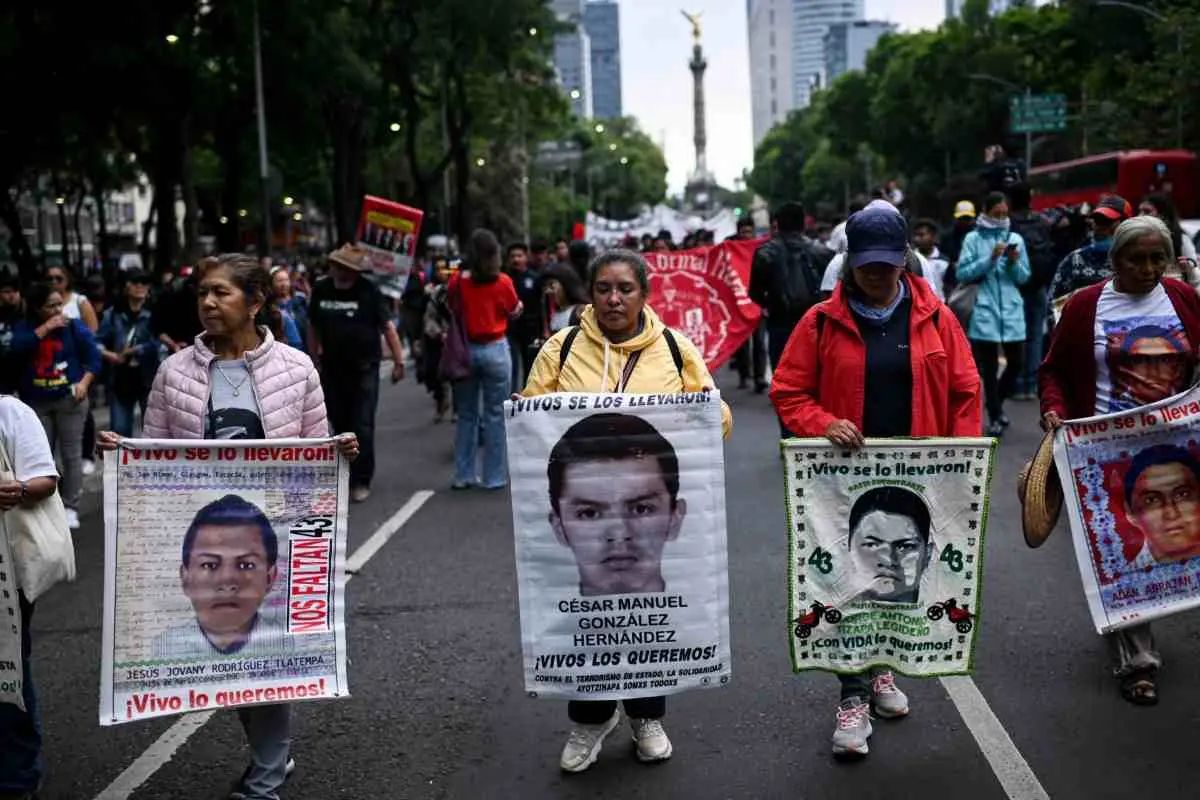 AMLO exculpa al Ejército en reporte a padres de los 43 de Ayotzinapa