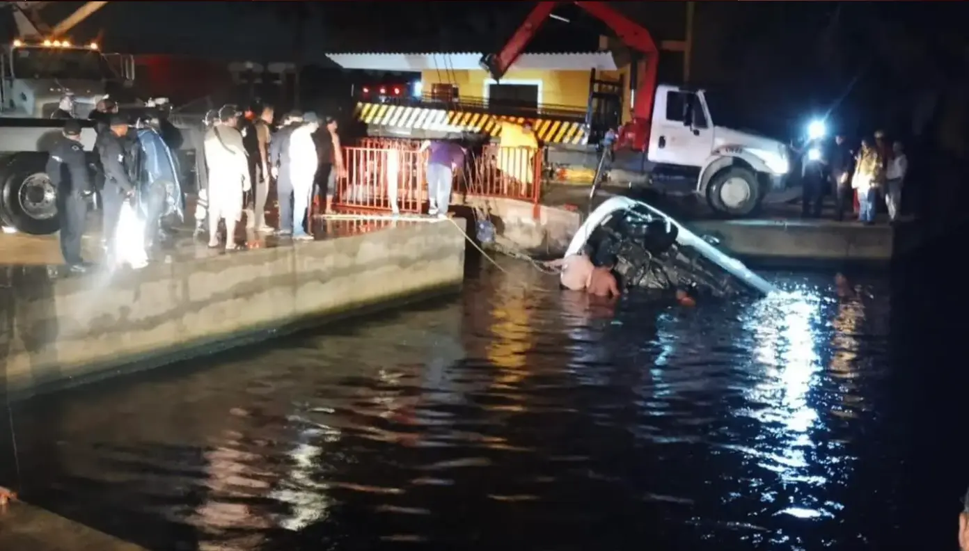 Murieron 7 jóvenes al caer su camioneta a río en Coatzacoalcos