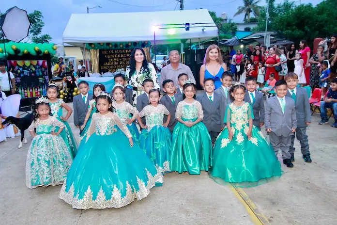 “Muchas felicidades a los egresados del jardín de Niños de Arroyo San Isidro y la Primaria de San Marquitos: Alcaldesa Kristel Hernández Topete