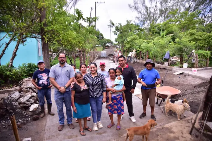 Supervisan obra de la calle principal de El Amate, en Santiago Tuxtla