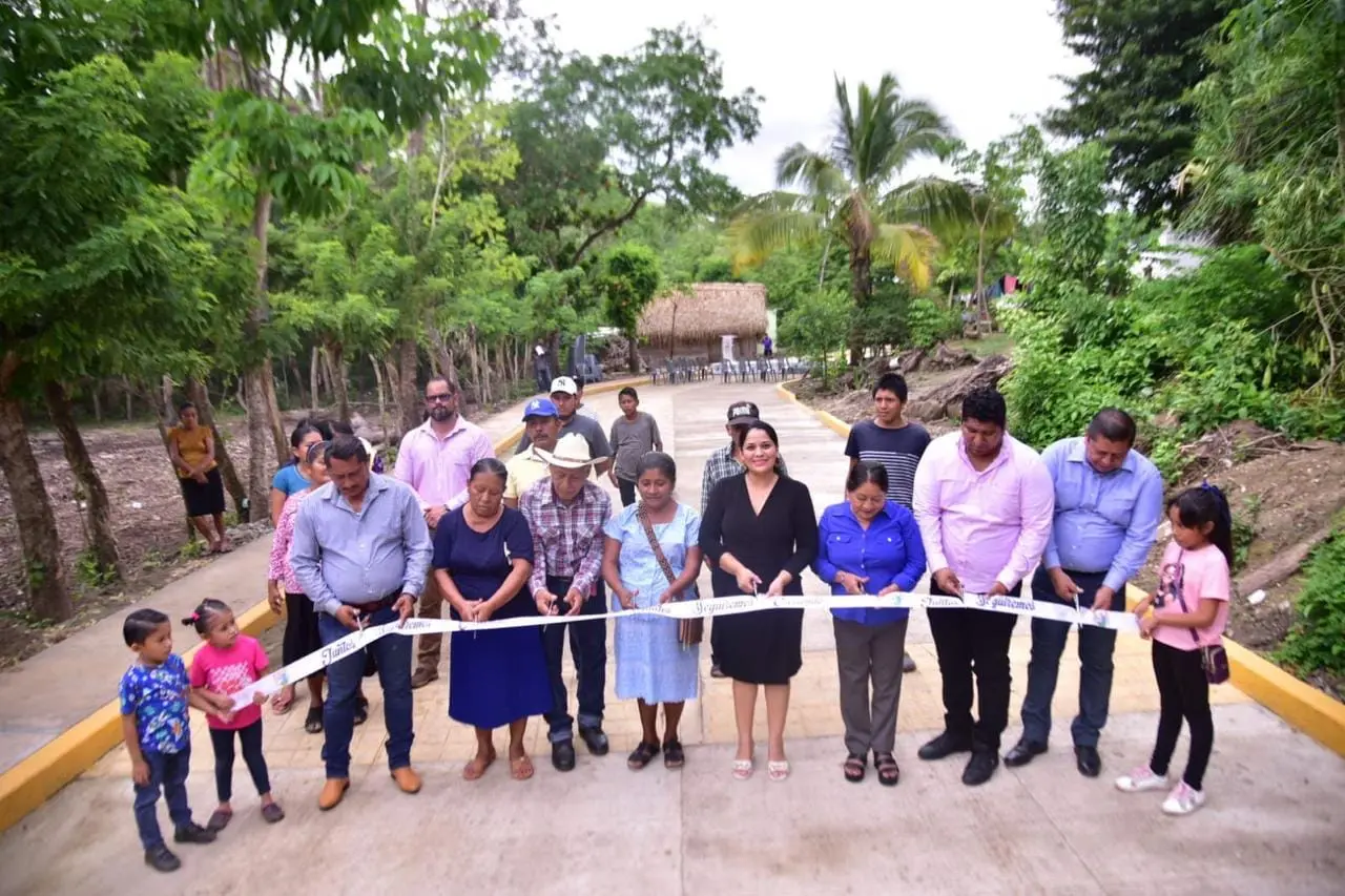 Inaugura alcaldesa de Santiago Tuxtla huellas de la localidad de Ojo de Agua