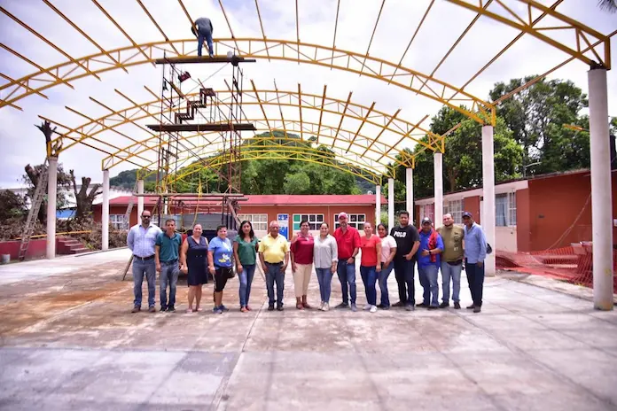 Alcaldesa de Santiago Tuxtla supervisa la construcción del domo en Primaria de Sinapan