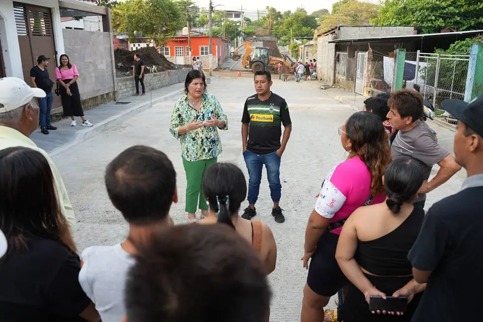 Supervisa Alcaldesa de San Andrés Tuxtla obra de pavimentación en calle de la Col. Buenavista