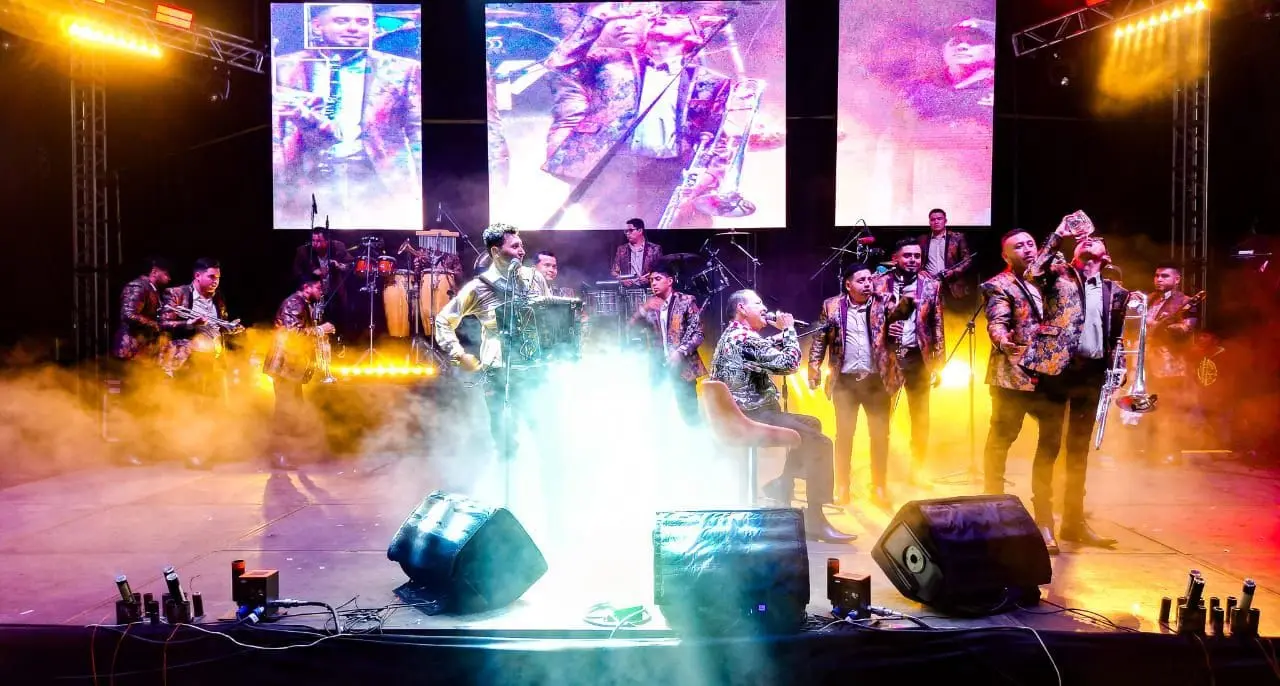 Julio preciado y Los Plebes del Rancho de Ariel Camacho ponen a bailar a Santiago Tuxtla