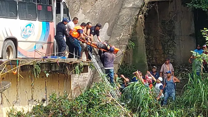 Un muertø y seis her1dos tras colapso de puente cuando pasaba un autobús