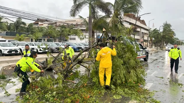 Gobierno de México reporta 133 incidentes de daños en carreteras ante el paso de Beryl