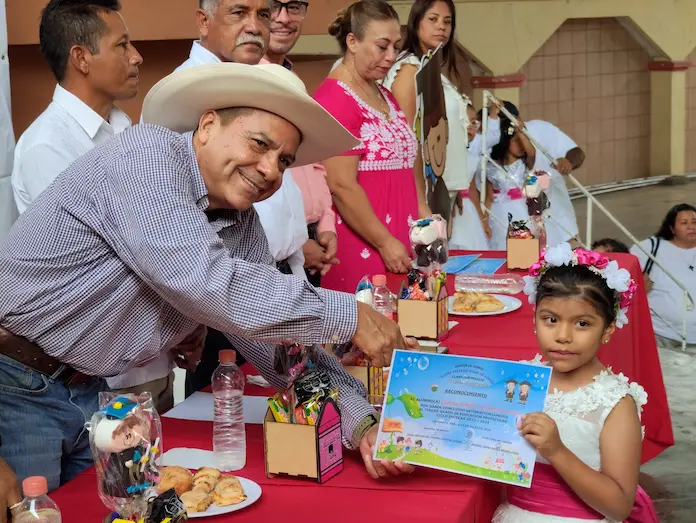 Alcalde y Regidor 3ro de Catemaco asisten a la Clausura del Jardín de Niños “Elena Mateos Vega de López”