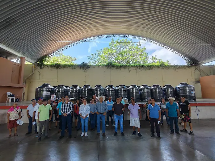 Entregan materiales y herramientas con precio subsidiado en Catemaco