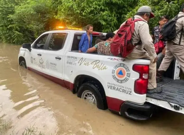 Se desborda río Cazones en Poza Rica y evacuan a familias