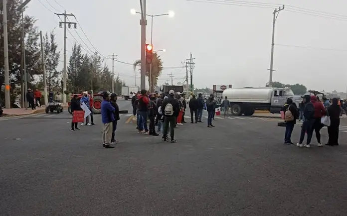 Ejidatarios de Tonanitla bloquean acceso al AIFA, demandan reposición de sus tierras
