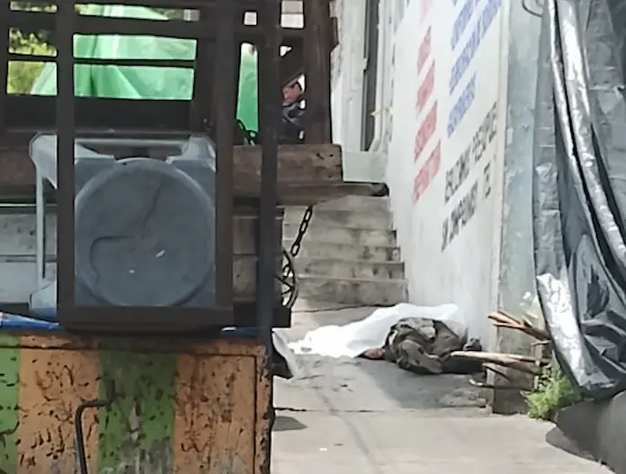 Hombre ƒallece en vía pública