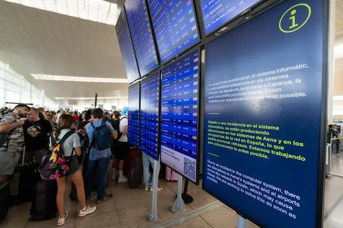 Fallo informático afecta a empresas en todo el mundo; provoca caos en aeropuertos