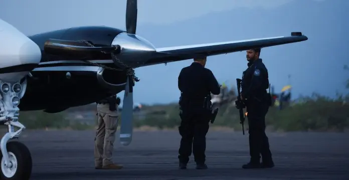 “Tras ser sometido por seis sujetos con uniformes militares, Joaquín le ató las piernas al asiento del avión y lo trajeron a EU”, acusa abogado de “El Mayo”