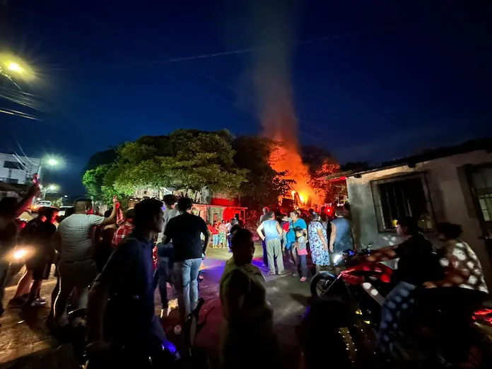 Incendio consume vivienda en San Andrés Tuxtla