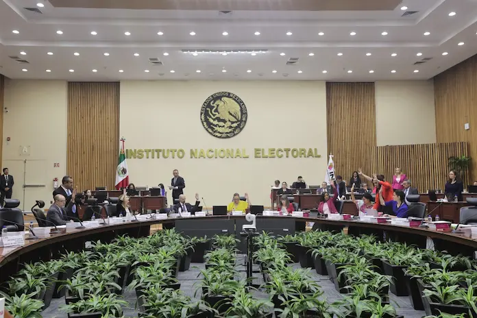 INE prevé multar a partidos políticos con un total de mil 420 millones de pesos por irregularidades en campañas 2024