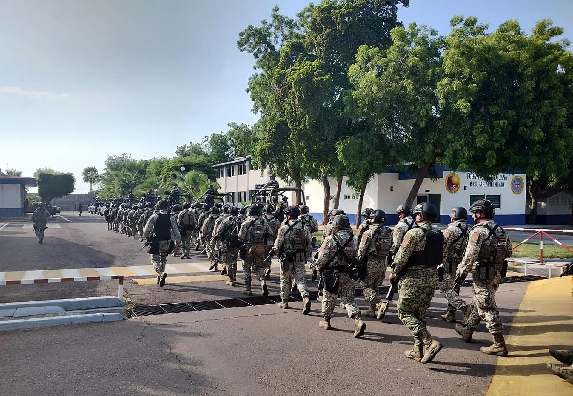 Militares llegan a Sinaloa para reforzar seguridad tras detención de ‘El Mayo’