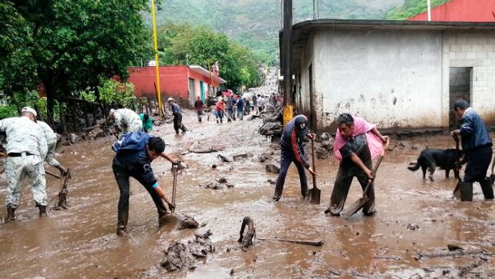 Tlilapan, bajo el lodo: tormenta tropical afecta varias viviendas
