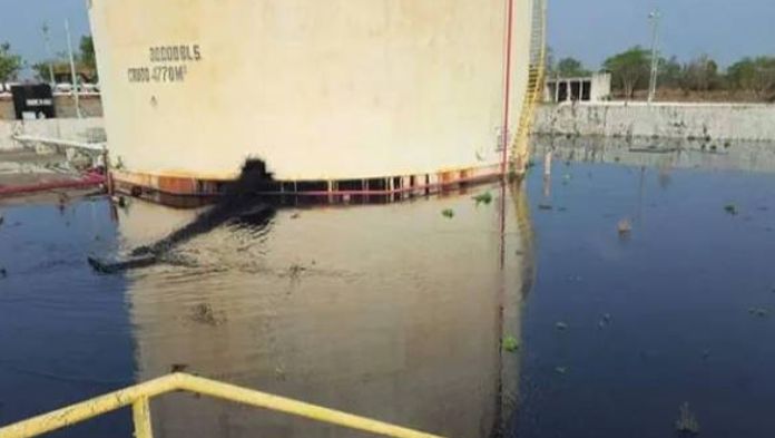 Lluvias dejan al descubierto derrame de crudo en San Andrés Tuxtla