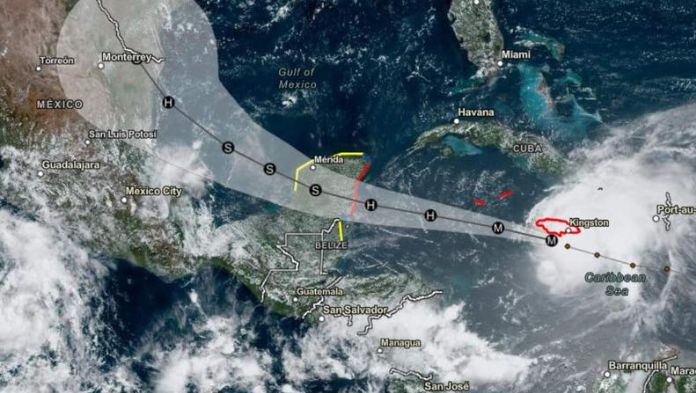 ‘Beryl’ toca tierra en Quintana Roo como huracán categoría 1