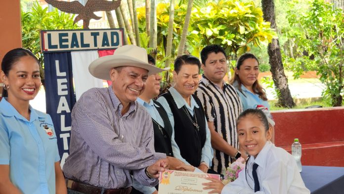 Alcalde Juan José Rosario Morales invitado especial en la Ceremonia de Premiación de la Generación Primaria 2018 – 2024 y Generación Secundaria 2021 – 2024 del Colegio Rafael Guízar y Valencia