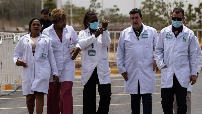 Vienen 2 mil 700 médicos cubanos más a México