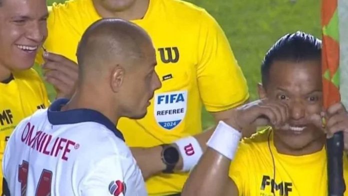 ¿Arbitro se burla se Chicharito?
