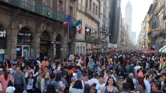 Mitad de los mexicanos con deudas y sin dinero