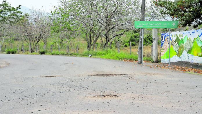 Joven denuncian malas condiciones de la ruta de evacuación de Laguna Verde