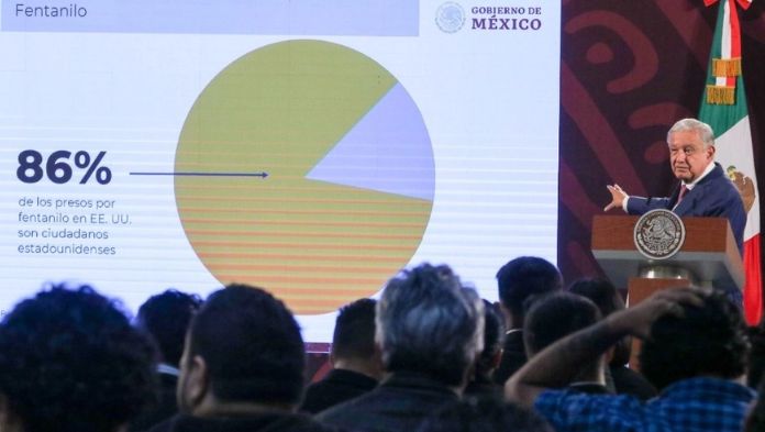 AMLO convoca a migrantes a abrir medios de comunicación contra desinformación