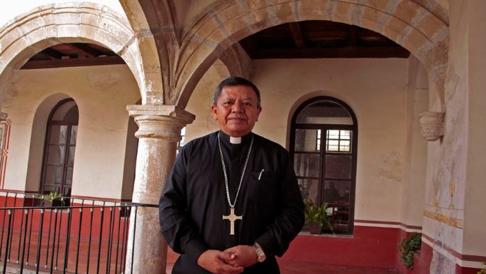 Obispo de Tehuacán fue interceptado por hombres armados y lo despojan de camioneta