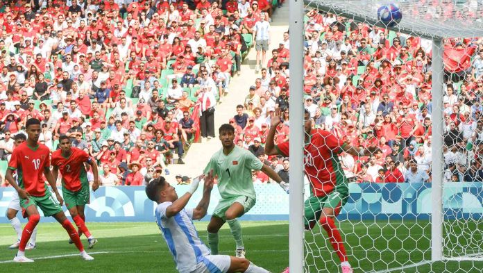 Escándalo en el Argentina vs Marruecos de París 2024: invasión de cancha, gol anulado y polémico triunfo marroquí