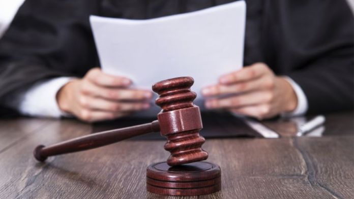 Juez suspende juicio con el que FGR quiere quedarse con casa de exmando del SAT