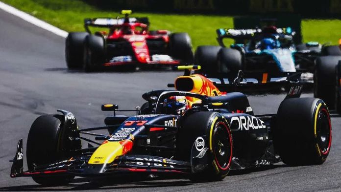 Red Bull confirma continuidad de Checo Pérez junto a Max Verstappen