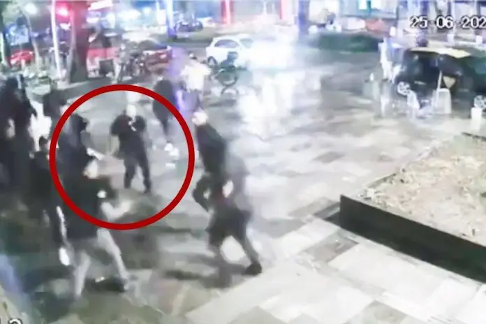 Cadeneros golpean a cliente del bar “El Pre” en Puebla por no dejar propina